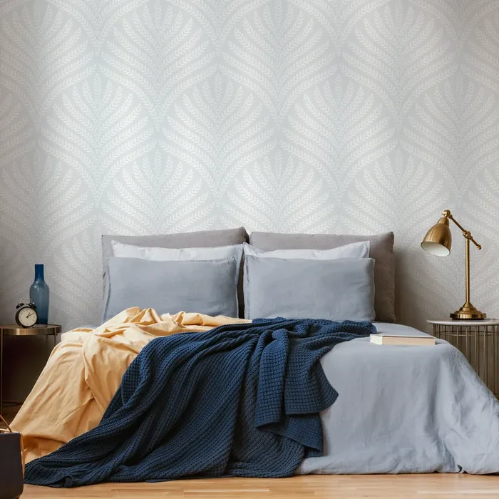 Art Deco Wallpaper With A Stylized Leaf Motif In Light Gray And White – C420