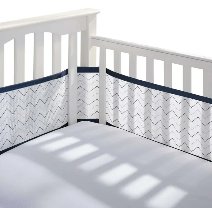Doublure de berceau respirante en maille respirante BREATHABLEBABY – Chevron bleu marine