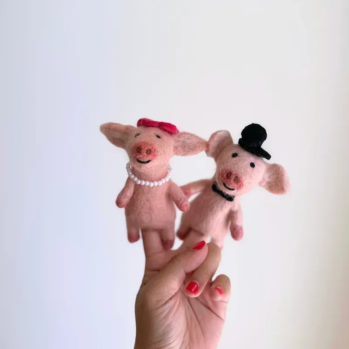 Felt Finger Puppets Set Of 2 – Piggy Couple