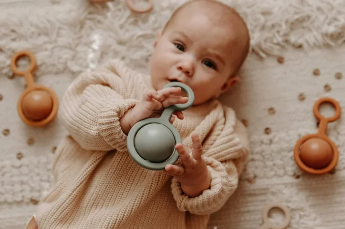 Rattle Toy – Ora | Iceberg Green